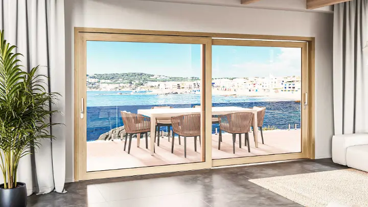Gran corredera elevable abierta a una terraza con vistas al mar